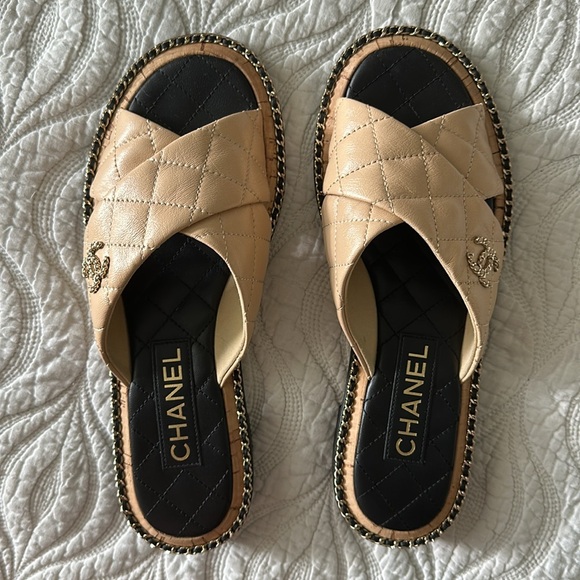 CHANEL Cross Over Quilted CC 2024 Sandals Beige and Black - Picture 4 of 6